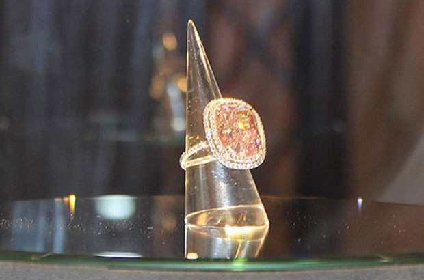 Pembe elmas yüzük 28,7 milyon İsviçre frangına satıldı