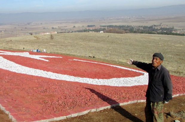 Şehitler için çakıl taşlarıyla dev Türk bayrağı yaptı!