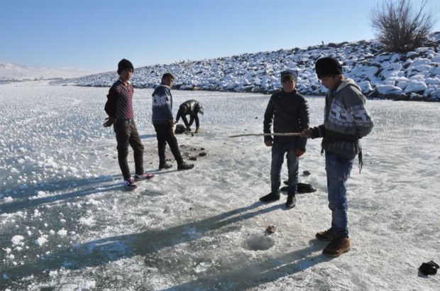 Buz tutan barajda balık avı