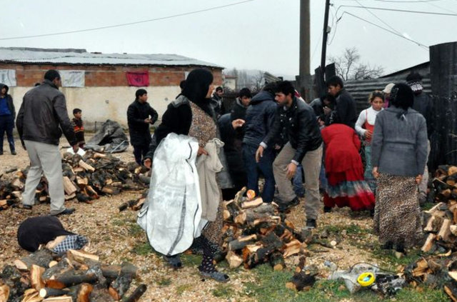 Elazığ'da Suriyelilerin odun kapma izdihamı