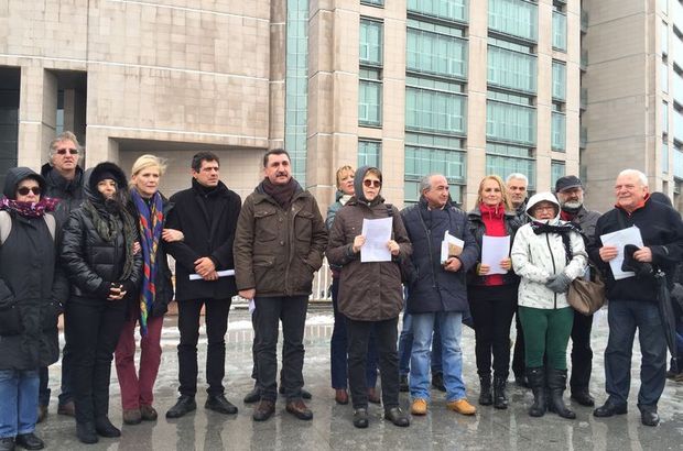 Adliye önünde 'akademisyenlere destek' açıklaması