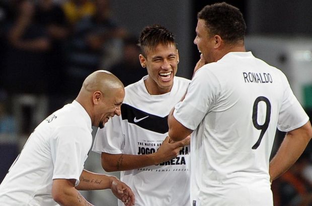Roberto Carlos'tan Neymar için geri adım!