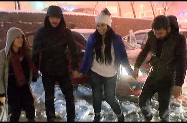 İstanbul'da vatandaşlar karlı havada horon teptiler