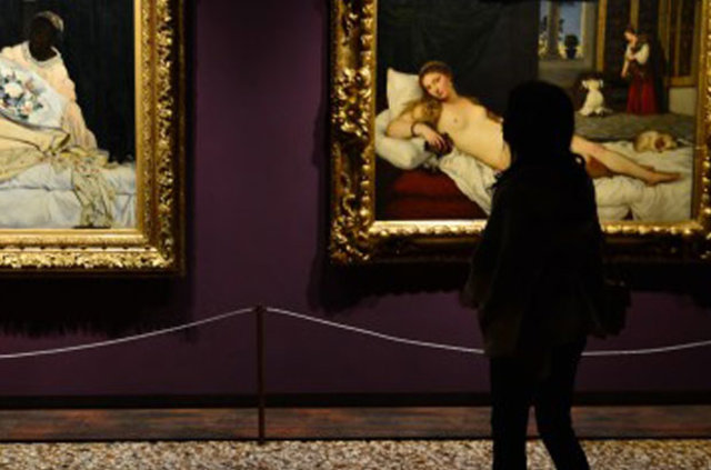 Manet’nin tablosu önünde çıplak performansa gözaltı