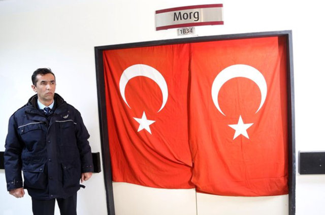 Şehit Mahmut Bilgin için morgun kapısına Türk Bayrağı asıldı