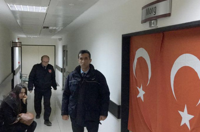 Şehit Mahmut Bilgin için morgun kapısına Türk Bayrağı asıldı