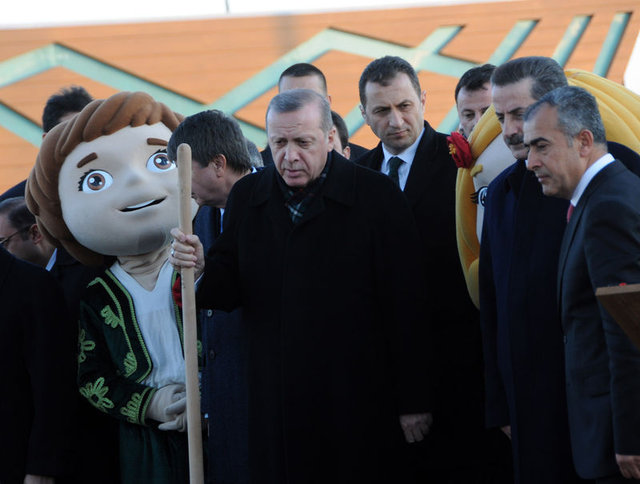 Erdoğan, 945 yıllık ağaca toprak attı, cansuyu verdi