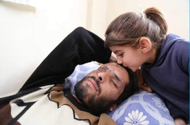 Suriyeli kız doktorlara seslendi: Gözlerimi babama verin