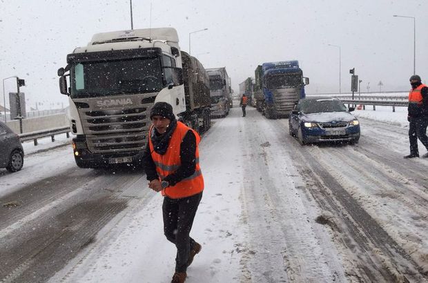 TEM'in İstanbul yönü ulaşıma kapatıldı