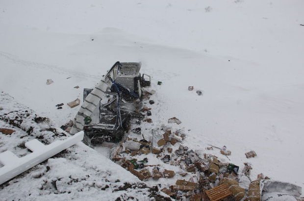 Erzincan'da sınav evrakı taşıyan kamyon uçuruma yuvarlandı