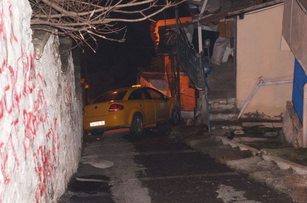 Beyoğlu'nda gaspçılara direnen taksi şoförü kaza yaptı