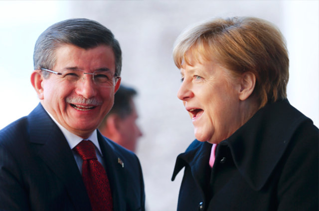 Başbakan Davutoğlu, Merkel ile bir araya geldi