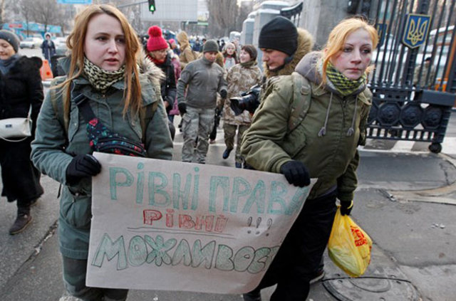 Ukrayna'da kadınlar dan askerlik talebi