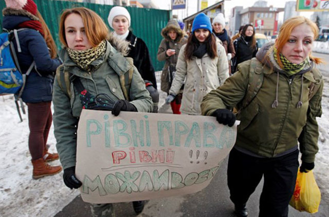 Ukrayna'da kadınlar dan askerlik talebi