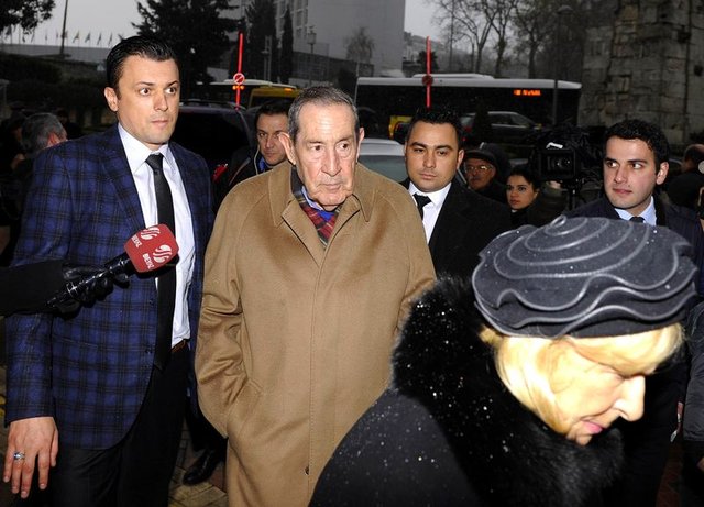 Koç Holding Yönetim Kurulu Başkanı Mustafa Koç'un vefatı dolayısıyla Koç Ailesi, taziyeleri Divan Oteli'nde kabul ediyor. 11. Cumhurbaşkanı Abdullah G