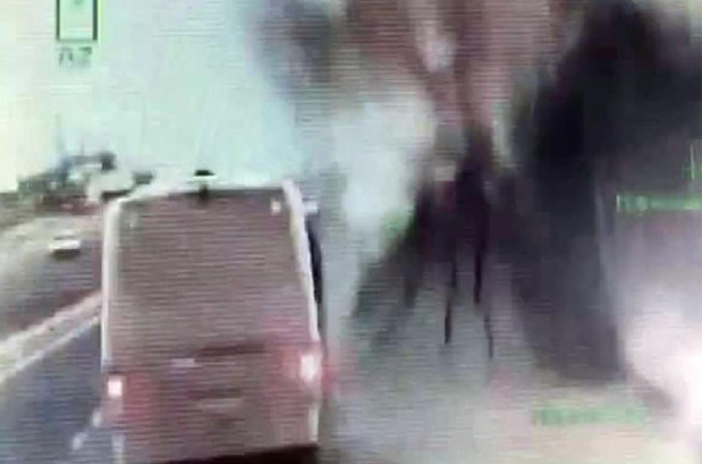 Nusaybin'de 9'u polis 10 kişinin yaralandığı patlama anı kamerada