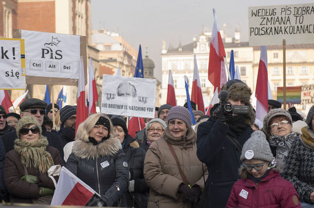 Polonyalılar demokrasi için yürüdü