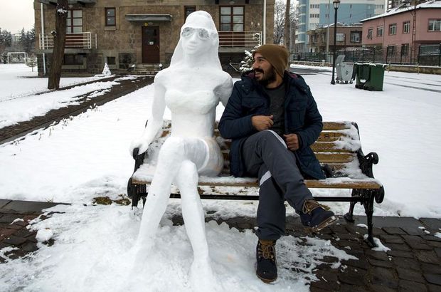 Üniversite öğrencisinden kardan bikinili kadın heykeli