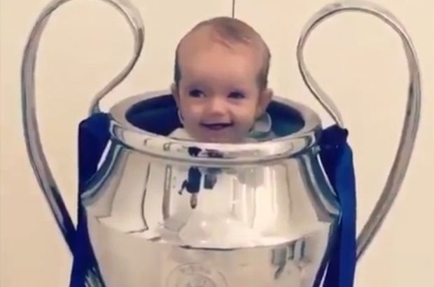 Wesley Sneijder oğlunu kupaya alıştırıyor