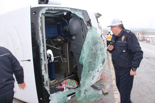 Edirne’de yolcu minibüsü ile TIR çarpıştı