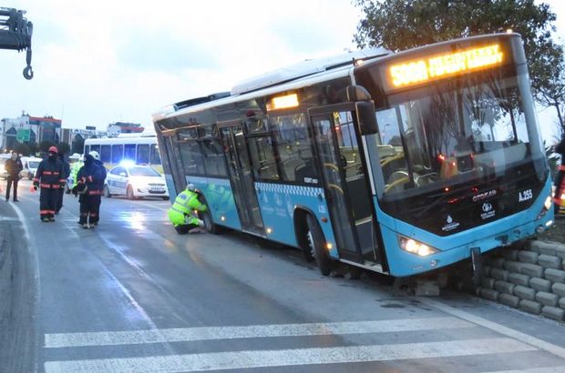 Üsküdar'da bariyere çıkan özel halk otobüsü devrilmekten son anda kurtuldu