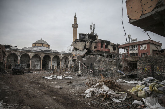 Terör Diyarbakır ve Mardin’de 32 camiyi vurdu
