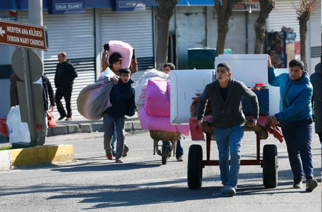 Sur'da vatandaşlar terör saldırılarının ardından göç ediyor
