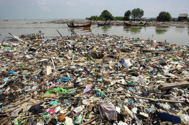 Endonezya'da sahile vuran çöpler