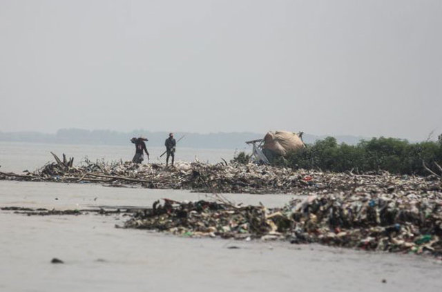 Endonezya'da sahile vuran çöpler