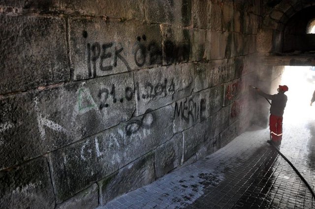 Amasra Kalesi'nin duvarlarındaki yazılar siliniyor