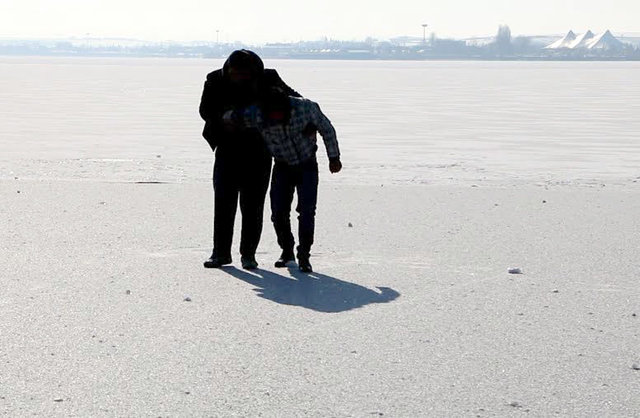 Ankara'nın Gölbaşı ilçesinde aşırı soğuklar nedeniyle buz tutan Mogan Gölü üzerine çıkan üvey iki kardeşten Mustafa H. kriz geçirip bayıldı. Kardeşi