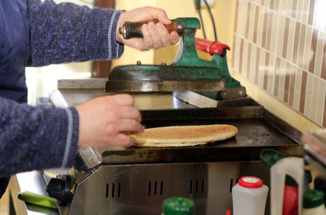 Eskişehir'de bir büfe ütüyle tost yapıyor