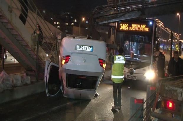 Kadıköy'de bir araba, metrobüs yoluna uçtu