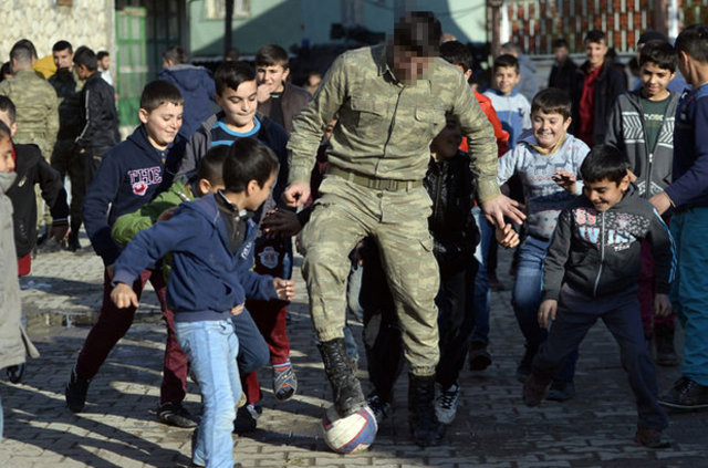 Mehmetçik Silopili çocuklarla maç yaptı