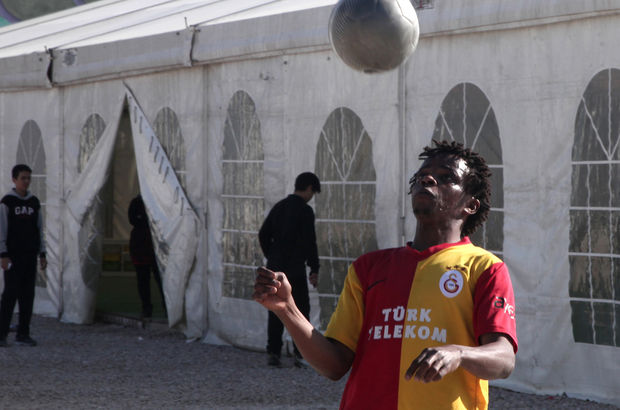 Yunanistan'da mülteciler Galatasaray formasıyla top oynadı