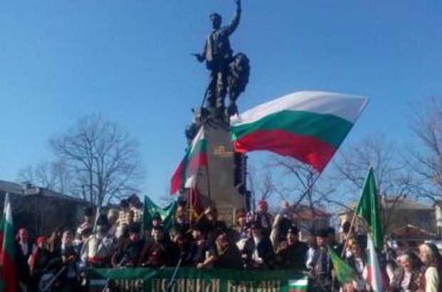 Bulgar fanatikler sokaklara döküldü