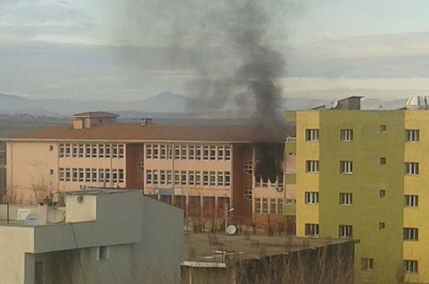 Şırnak'ta PKK'lı teröristler 3 okul yaktı