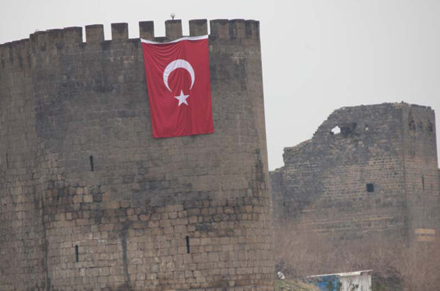 diyarbakir sur da surlara dev bayrak