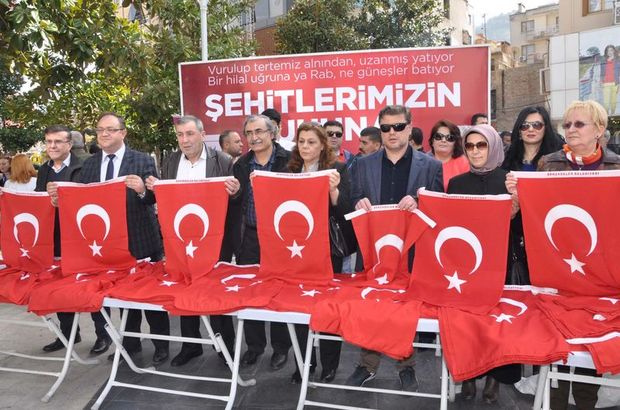 Şehitler için 3 bin Türk bayrağı dağıtıldı