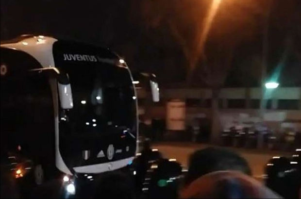 Juventus takım otobüsüne şok saldırı