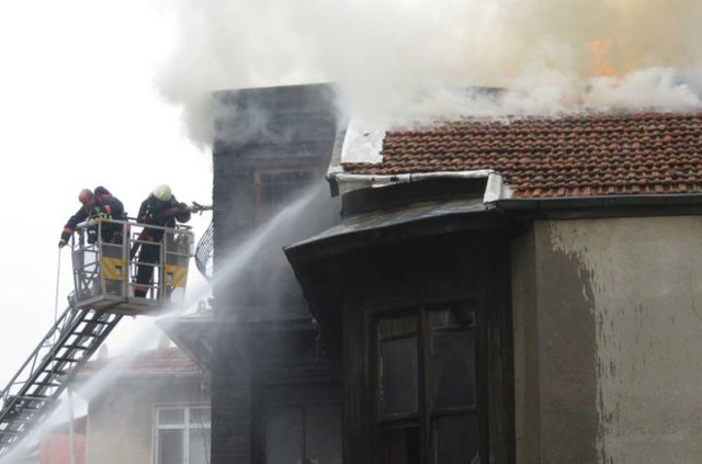 Üsküdar'da 2 katlı ahşap binada yangın çıktı