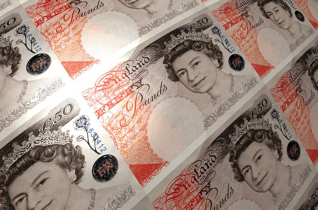 İngiliz sterlini ABD doları karşısında değer kaybediyor