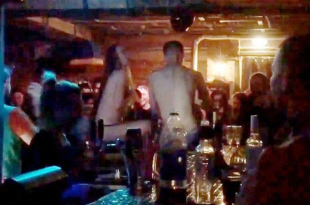Rus çift herkesin içinde soyunup barda seks yaptı