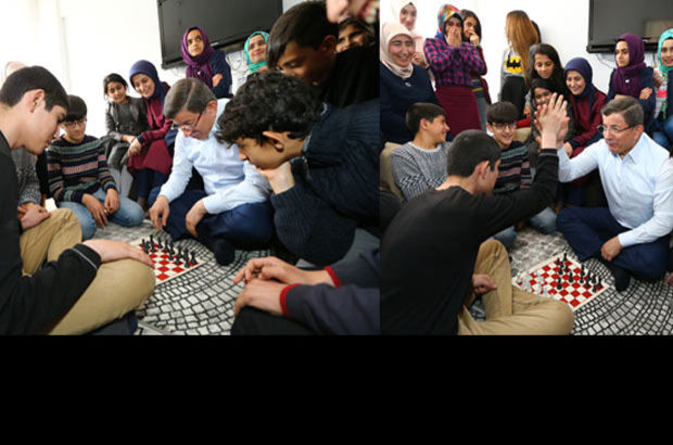Başbakan Davutoğlu çocuklarla satranç oynadı