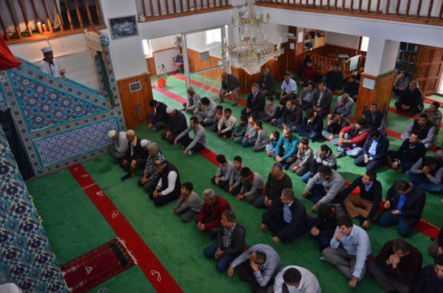 Antalya'da imam çocukları camiye çekmek için...