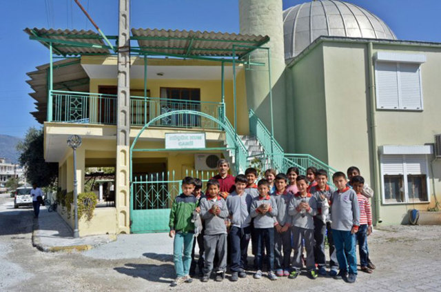 Antalya'da imam çocukları camiye çekmek için...