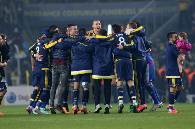 Fenerbahçeli futbolcular Beşiktaş zaferini böyle kutladı