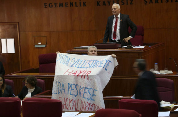 KKTC'de TDP Milletvekili Mehmet Çakıcı su anlaşmasını protesto için pankart açtı