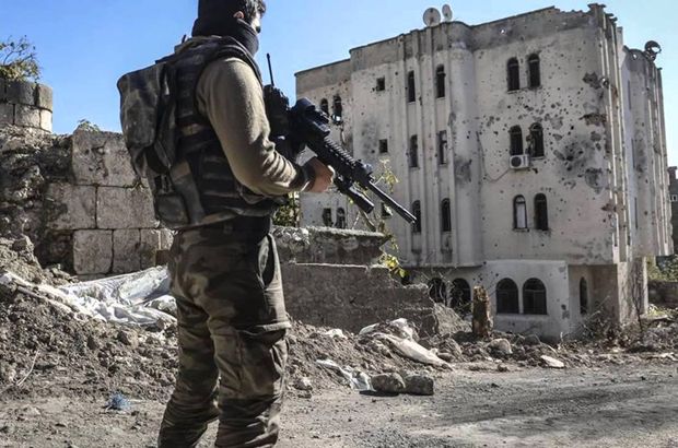 Şırnak'ta zırhlı araçta silah kazara ateş aldı: 1 polis şehit