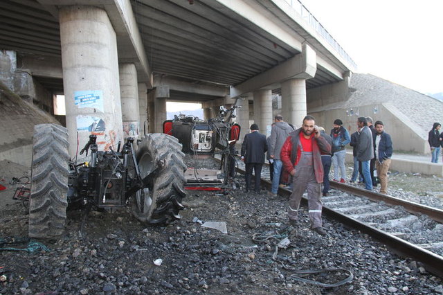 Erzincan'da tren, traktöre çarptı: 1 yaralı